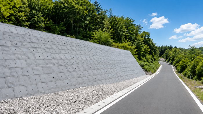 山あいの道路と擁壁