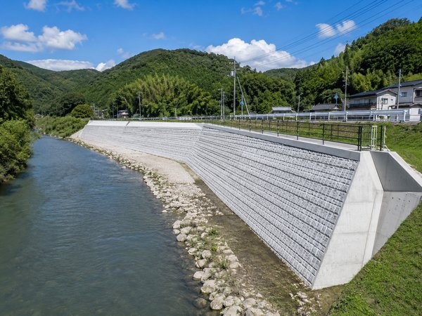 河川沿いの護岸工事